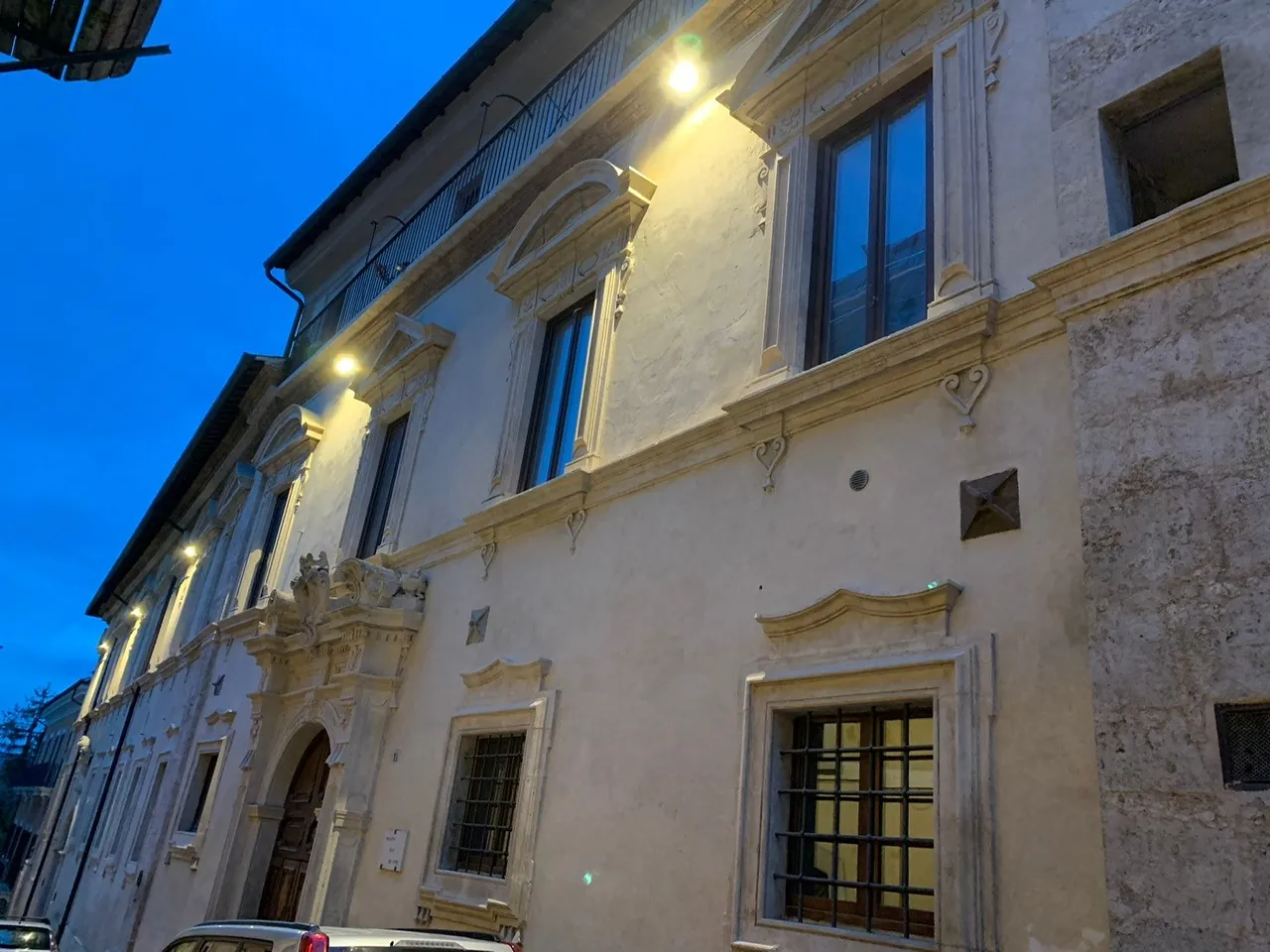 La facciata del palazzo all'imbrunire
